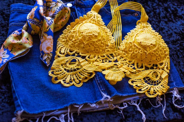 黄色蓝色趋势的衣服 春夏系列时尚色彩的和平 收尾细节 — 图库照片
