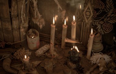 Mihrapta mum yanıyor, mumlar arasında güçlü bir büyü, putperest ya da cadı kavramı.