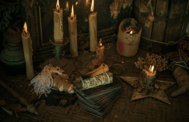 Mihrapta mum yanıyor, mumlar arasında güçlü bir büyü, putperest ya da cadı kavramı.