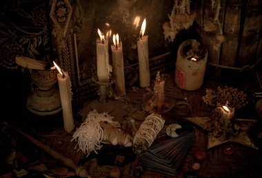 Mihrapta mum yanıyor, mumlar arasında güçlü bir büyü, putperest ya da cadı kavramı.