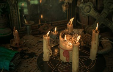 Mihrapta mum yanıyor, mumlar arasında güçlü bir büyü, putperest ya da cadı kavramı.