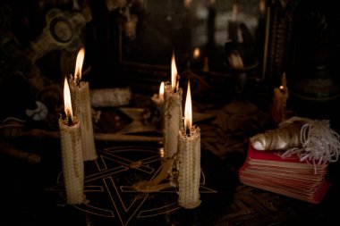 Mihrapta mum yanıyor, mumlar arasında güçlü bir büyü, putperest ya da cadı kavramı.