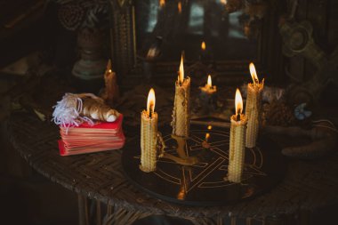 Mihrapta mum yanıyor, mumlar arasında güçlü bir büyü, putperest ya da cadı kavramı.
