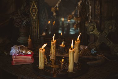 Mihrapta mum yanıyor, mumlar arasında güçlü bir büyü, putperest ya da cadı kavramı.