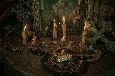 Mihrapta mum yanıyor, mumlar arasında güçlü bir büyü, putperest ya da cadı kavramı.