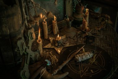 Mihrapta mum yanıyor, mumlar arasında güçlü bir büyü, putperest ya da cadı kavramı.