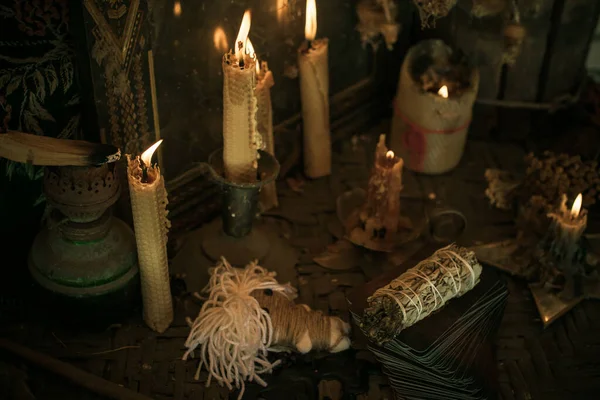 ろうそくは祭壇の上で燃える ろうそくの間で強力な魔法 異教やウィッカの概念 — ストック写真