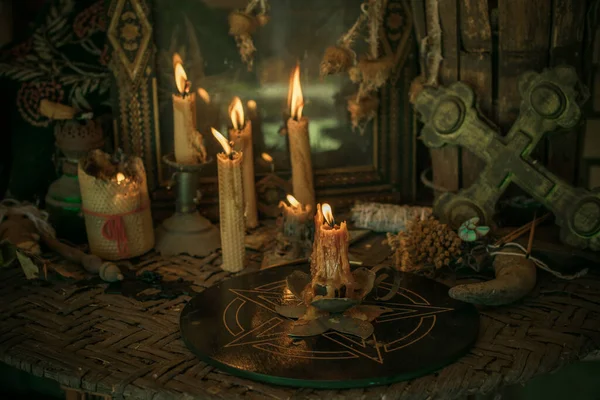 Queimaduras Vela Altar Magia Poderosa Entre Velas Conceito Pagão Wicca — Fotografia de Stock