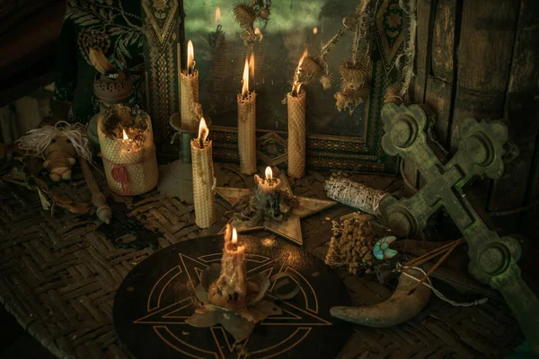 Queimaduras Vela Altar Magia Poderosa Entre Velas Conceito Pagão Wicca — Fotografia de Stock