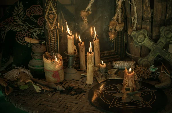 Svíčky Hoří Oltáři Mocná Magie Mezi Svíčkami Pohanské Nebo Wicca — Stock fotografie