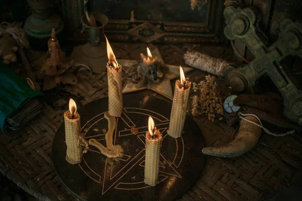 Quemaduras Velas Altar Poderosa Magia Entre Velas Concepto Pagano Wicca —  Fotos de Stock