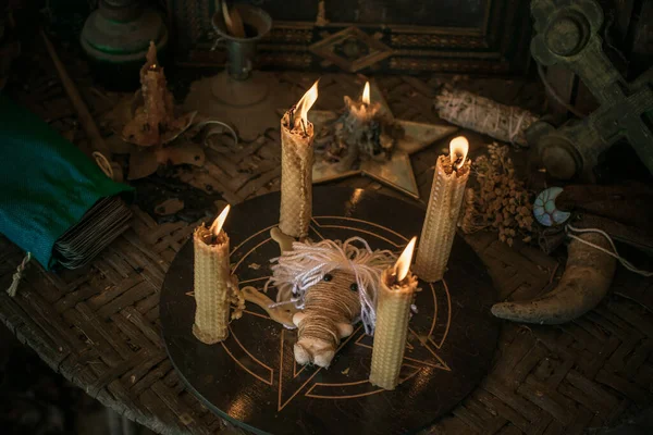 Kerze Brennt Auf Dem Altar Mächtige Magie Zwischen Kerzen Heidnisches — Stockfoto