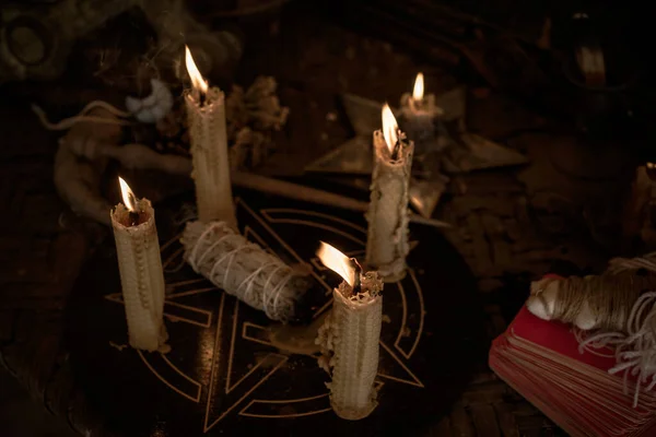 Quemaduras Velas Altar Poderosa Magia Entre Velas Concepto Pagano Wicca — Foto de Stock