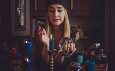 Şaman kadın yardım için ritüel büyüsü yapıyor. Pagan ya da cadı büyüsü kavramı. Eski ve yeni dünya