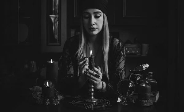 Женщина Шаман Делает Ритуальную Магию Помочь Понятие Языческой Викканской Магии — стоковое фото