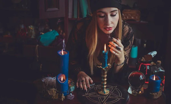シャーマンの女性は助けのために儀式の魔法を行う 異教や魔術の概念 新旧の世界 — ストック写真