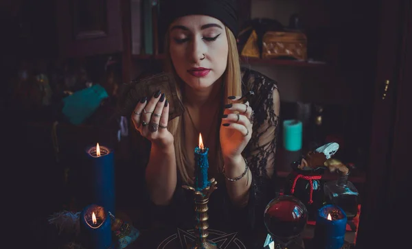 Mulher Xamã Fazendo Magia Ritual Para Ajudar Conceito Magia Pagã — Fotografia de Stock