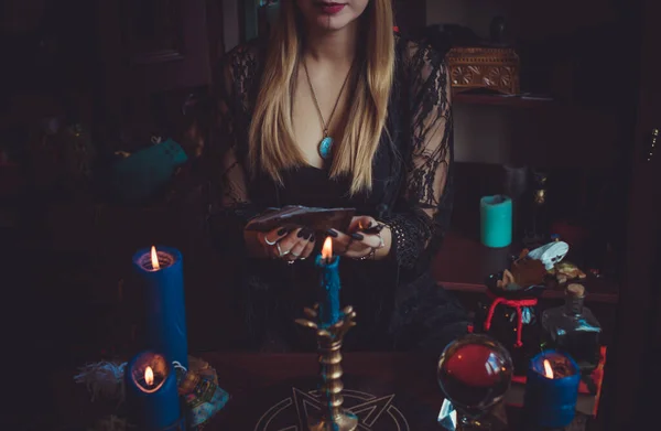 Женщина Шаман Делает Ритуальную Магию Помочь Понятие Языческой Викканской Магии — стоковое фото