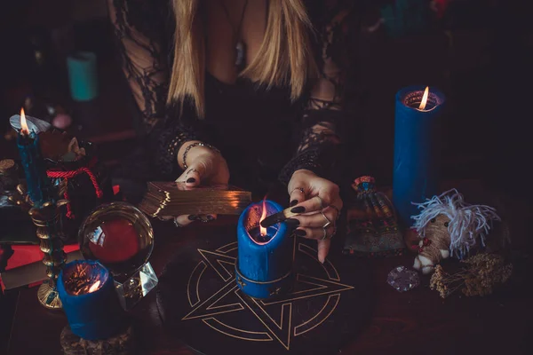 萨满女人在做仪式魔法的帮助 异教或邪恶魔法的概念 新旧世界 — 图库照片