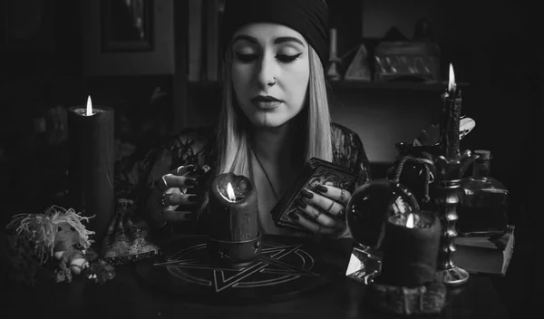 萨满女人在做仪式魔法的帮助 异教或邪恶魔法的概念 新旧世界 — 图库照片