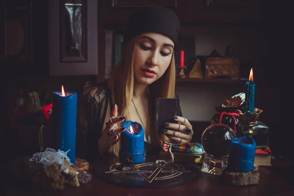 Mulher Xamã Fazendo Magia Ritual Para Ajudar Conceito Magia Pagã — Fotografia de Stock