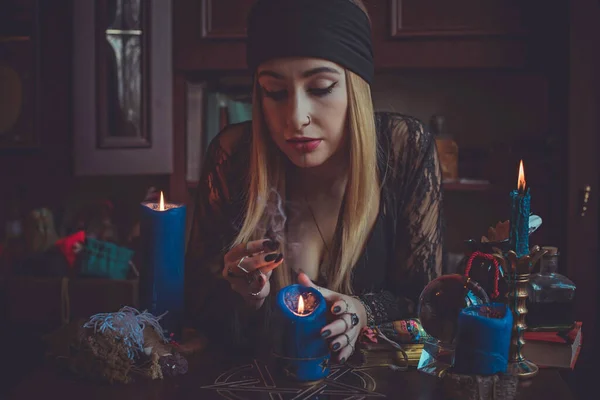 Şaman Kadın Yardım Için Ritüel Büyüsü Yapıyor Pagan Cadı Büyüsü — Stok fotoğraf