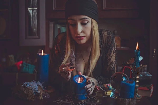 Shaman Vrouw Doet Rituele Magie Voor Het Helpen Het Concept — Stockfoto