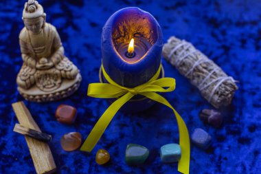 Mum büyüsü, mum dökme ve temizleme aurası aşk büyüsü, barış, kader ya da şans için sihir.