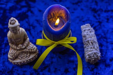 Mum büyüsü, mum dökme ve temizleme aurası aşk büyüsü, barış, kader ya da şans için sihir.