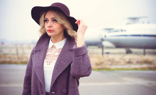 Kadın Bahar Başında Havalimanının Yanında Büyük Yün Şık Bir Palto — Stok fotoğraf