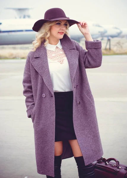 Kadın Bahar Başında Havalimanının Yanında Büyük Yün Şık Bir Palto — Stok fotoğraf