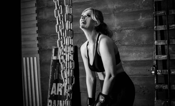 Woman Hits Heavy Bag Strong Kick Concept Fit Boxe Martial — Stock Photo, Image