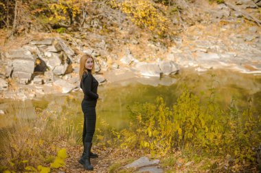 Tatil zamanı, dağlarda hafta sonu konsepti. Doğadaki kız. Doğu Avrupa 'nın güzel manzarası