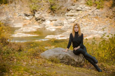 Tatil zamanı, dağlarda hafta sonu konsepti. Doğadaki kız. Doğu Avrupa 'nın güzel manzarası