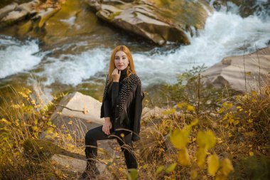 Tatil zamanı, dağlarda hafta sonu konsepti. Doğadaki kız. Doğu Avrupa 'nın güzel manzarası