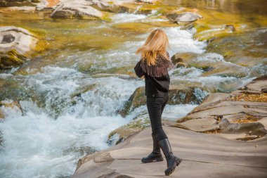 Tatil zamanı, dağlarda hafta sonu konsepti. Doğadaki kız. Doğu Avrupa 'nın güzel manzarası