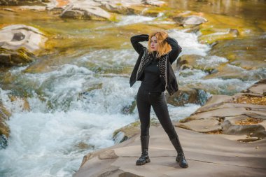 Tatil zamanı, dağlarda hafta sonu konsepti. Doğadaki kız. Doğu Avrupa 'nın güzel manzarası