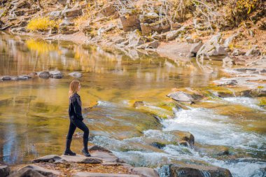 Tatil zamanı, dağlarda hafta sonu konsepti. Doğadaki kız. Doğu Avrupa 'nın güzel manzarası