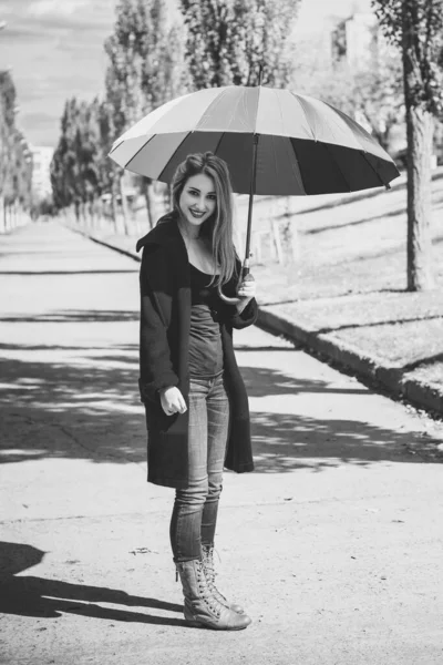 Menina Casual Jovem Atraente Andando Parque Com Guarda Chuva Outono — Fotografia de Stock