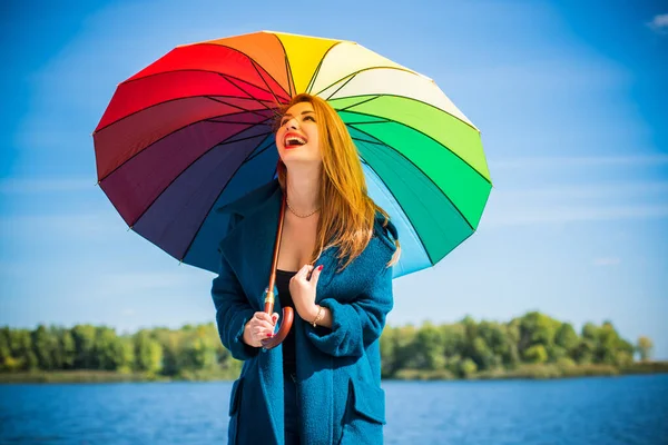 Привлекательная Девушка Прогуливается Парку Зонтиком Осенью Весной Погода Люди Концепция — стоковое фото