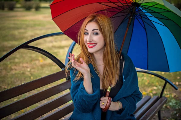 春の日と公園を歩く魅力的な若いカジュアルな女の子 天気と人々の概念 自然の傘を持つ素敵な女性 イギリスの雨 — ストック写真