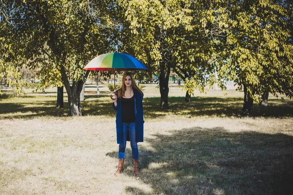 Atrakcyjna Młoda Dziewczyna Spacerująca Parku Parasolem Jesienią Lub Wiosennym Dniem — Zdjęcie stockowe