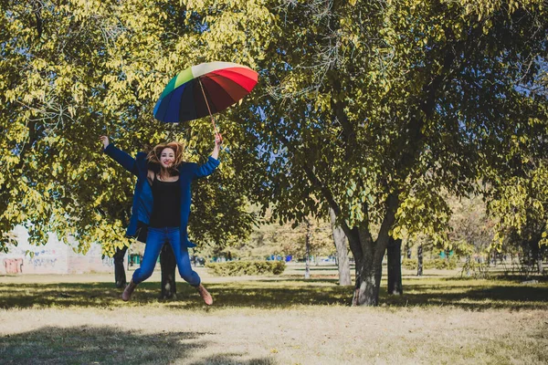 Attrayant Jeune Fille Décontractée Marchant Dans Parc Avec Parapluie Jour — Photo