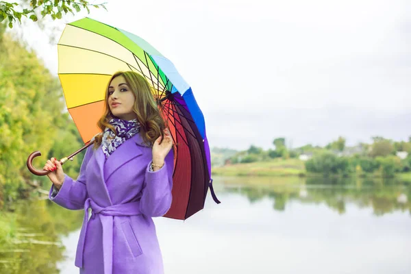 Привлекательная Девушка Прогуливается Парку Зонтиком Осенью Весной Погода Люди Концепция — стоковое фото