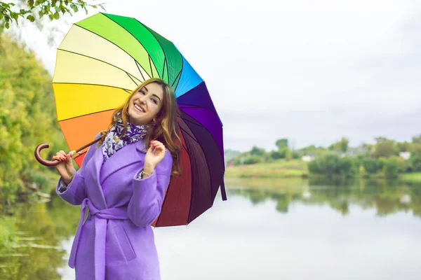 Aantrekkelijk Jong Casual Meisje Wandelen Het Park Met Parasol Herfst — Stockfoto