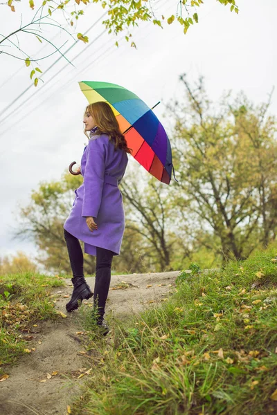 매력적 소녀가 봄날을 이용하여 공원을 거닐고 날씨와 사람들의 자연에 우산을 — 스톡 사진