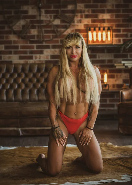 Gammal Vältränad Atletisk Kvinna Visar Sin Kropp Begreppet Sport Bodybuilding — Stockfoto