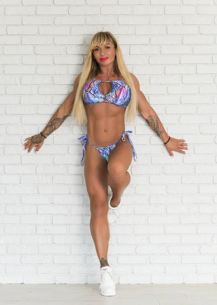 Maturo Forma Donna Atletica Dimostra Suo Corpo Concetto Sport Bodybuilding — Foto Stock