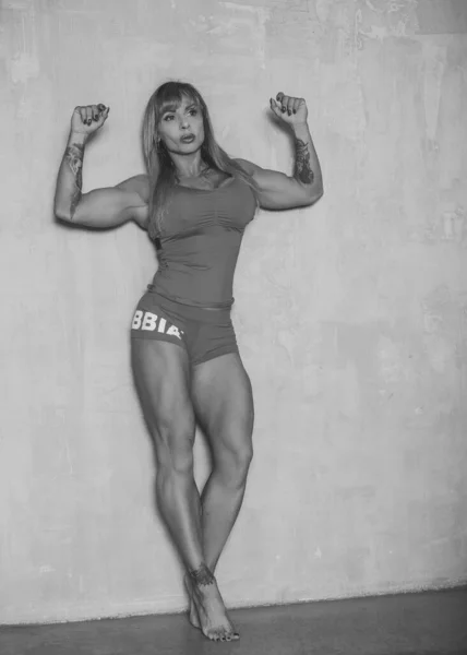 Mulher Atlética Madura Forma Demonstra Seu Corpo Conceito Esporte Musculação — Fotografia de Stock