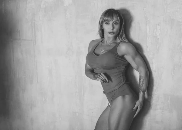 Reife Athletische Frau Demonstriert Ihren Körper Konzept Des Sports Bodybuilding — Stockfoto